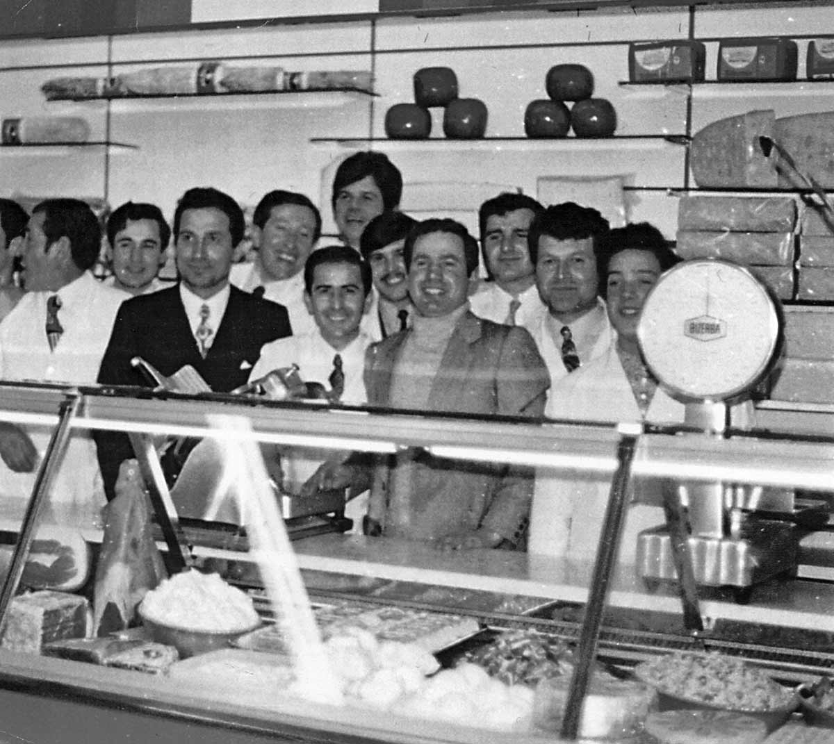 Foto storica, diventata simbolo dei primi anni di attività di Alì, dove si riconosce a sinistra Francesco, elegante, in abito scuro e poco più a destra i fratelli Pietro e Settimo.